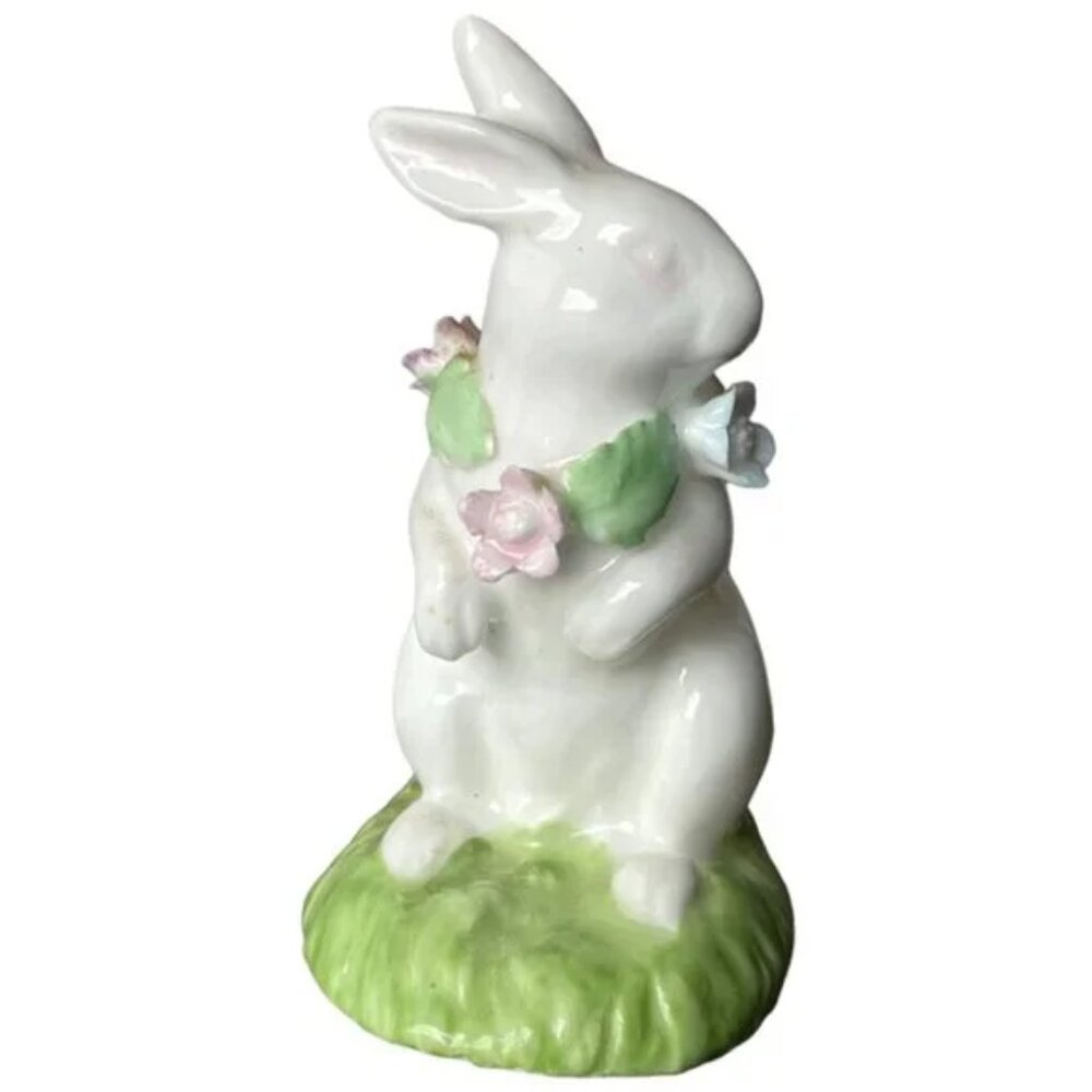 Vtg 1983 Bone China Bunny, seems a little shy! Omnibus Taiwan 3" t x 2.25" w